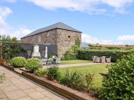 A garden with patio area and outdoor furniture at Duke's Barn Blackawton near Dartmouth