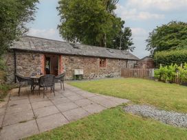 A garden area with a table and chairs at The Coach House in Tavistock