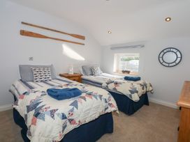 A bedroom with two single beds at Criw in Bryncroes near Sarn Meyllteyrn