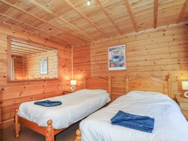 A bedroom with twin beds and a mirror at Pencarrow St Breward