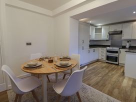 A dining area with a table and chairs at Cariad Cottage in Hereford