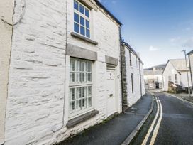 An outdoor view of a building on a street at Cariad Cottage in Hay-On-Wye
