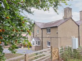 A house with a garden and fence at Plas Yn Bonwm in Corwen