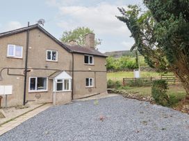 A house with a gravel driveway at Plas Yn Bonwm in Corwen