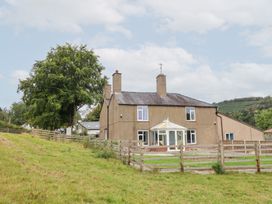 A house with a garden and fence at Plas Yn Bonwm in Corwen