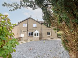 A house with gravel area and trees at Plas Yn Bonwm in Corwen