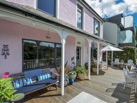An outdoor area with a bench and plants at Mayhurst in Looe