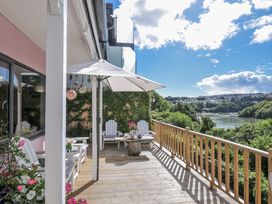 A deck with chairs and a table at Mayhurst in Looe