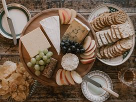 A cheese platter with fruits and crackers at Holwell Farmhouse in Bampton