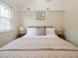 A bedroom with a bed and lamps at 11 Tram Lane in Kirkby Lonsdale
