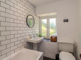 A bathroom featuring a sink, bathtub, and toilet at Garreg Fawr