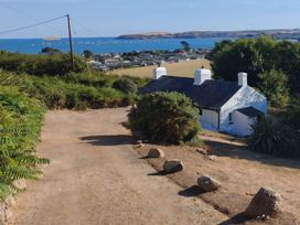 A house near a path with ocean view at Garreg Fawr Llanbedrog