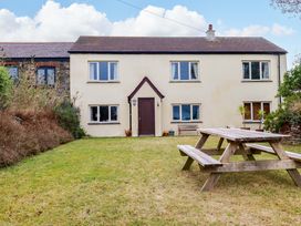 A house with a garden and picnic table at Rosewin Farmhouse near St Minver