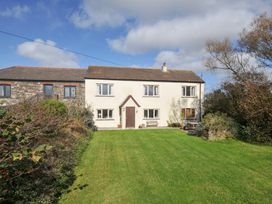 A house with a garden at Rosewin Farmhouse near St Minver