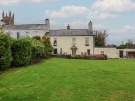 A house with a garden and windows at The Old Manor House in Lifton