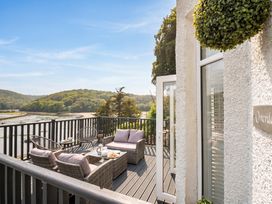 An outdoor seating area with chairs and table at Overdale