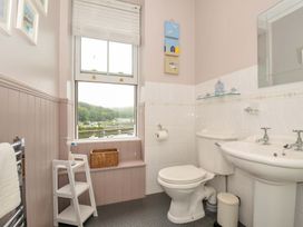A bathroom with a sink and toilet at Overdale