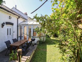 A garden area with a table and chairs at Honey Cottage in Ilfracombe