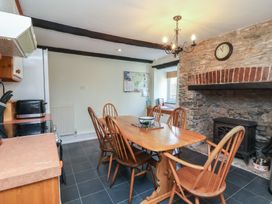 A dining room with a table and chairs at Honey Cottage in Ilfracombe