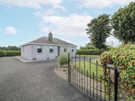 A house with a gate and driveway at Dunbrody Dreams