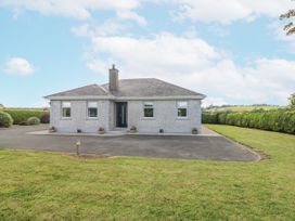 A house with a front yard and driveway at Dunbrody Dreams in 