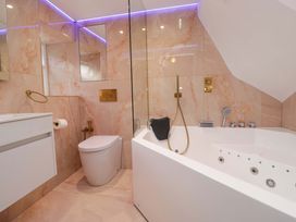 A bathroom with bathtub and toilet at Two Hollens in Ambleside