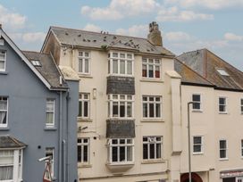 A building with windows and a sign at Home by the Harbour in Dartmouth