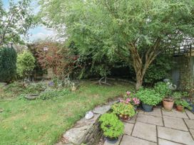 A garden with plants and flower pots at Ocean Cottage in Bude
