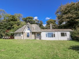 A house with a thatch roof and garden at Tapps Lodge Brixton near Yealmpton, South Devon