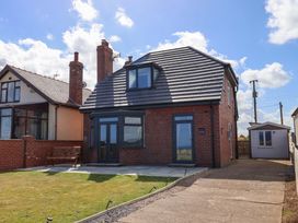 A house with garden and driveway at Floraville