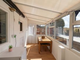 A conservatory with a table and chairs at Floraville
