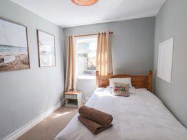 A bedroom with a bed and bedside table at Floraville