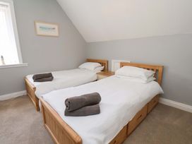 A bedroom with two beds and towels at Floraville