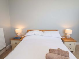 A bedroom with a bed and lamps on nightstands at Floraville