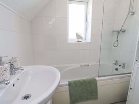 A bathroom with a sink and a bathtub at Floraville