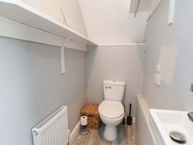 A bathroom with a toilet and sink at Floraville