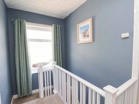 A hallway with a window and framed picture at Floraville