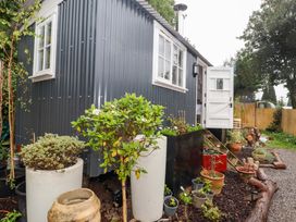A hut with steps and garden pots at Shepherd's Hut in Perranarworthal