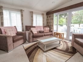 A living room with sofas and a coffee table at Delta Superior 