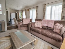 A living room with sofas and a dining area at Delta Superior