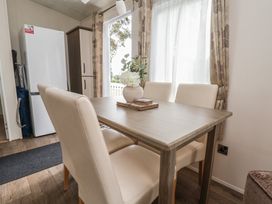 A dining room with a table and chairs at Delta Superior