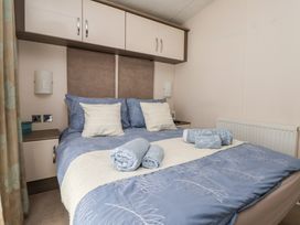 A bedroom with a bed and towels arranged at Delta Superior