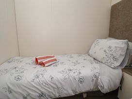 A bed with floral bedding and towels in the bedroom at Delta Superior