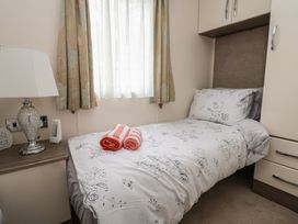 A bedroom with a bed and towels on it at Delta Superior 