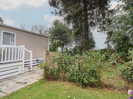 A house with a garden and fence at Delta Superior 