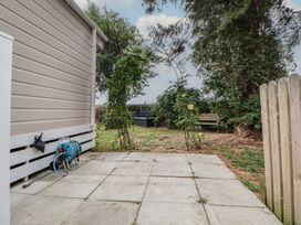 A garden with paving slabs and a hose reel at Delta Superior