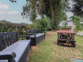 A garden with benches and a fire pit at Delta Superior 