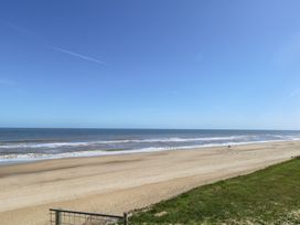 A beach with sand and water at Sandy Snug in Bacton