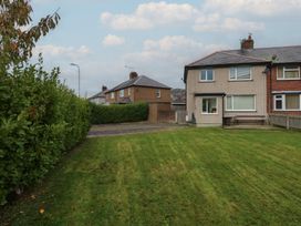 A garden with a house and hedges at Tan Y Mynydd in Dwygyfylchi
