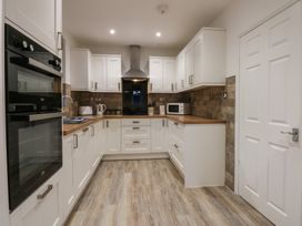 A kitchen with cabinets and appliances at Tan Y Mynydd in Dwygyfylchi